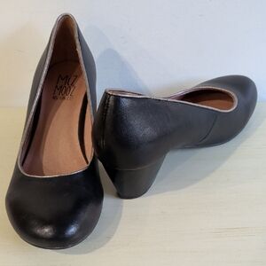 Miz Mooz Black Leather Heels W Silver Piping Size 6.5